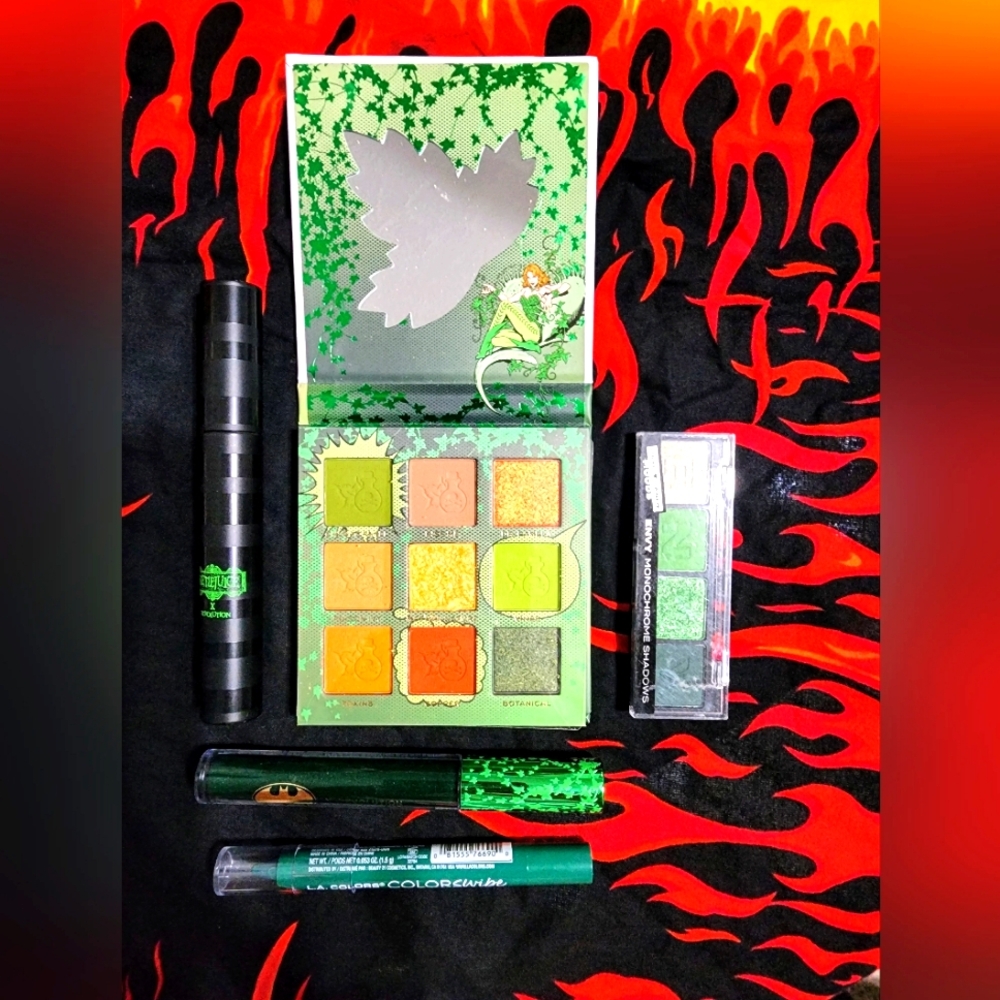 Green eye makeup